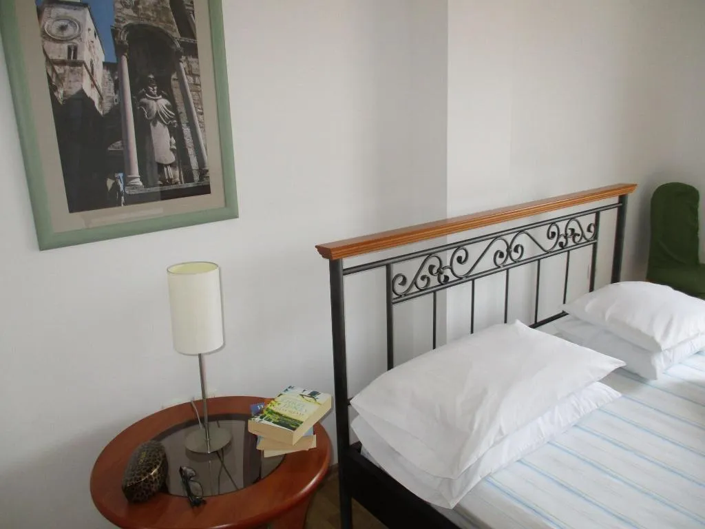 Room, Pink Inn, Split