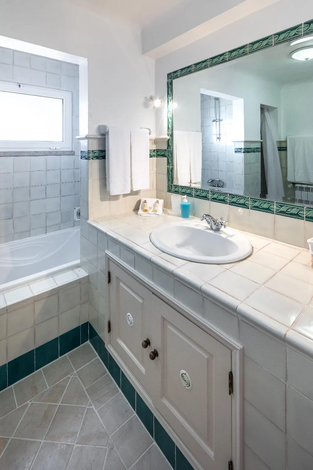 VILLA SIX BEDROOMS TWO BATHROOMS Room, Shantivillas, Algarve