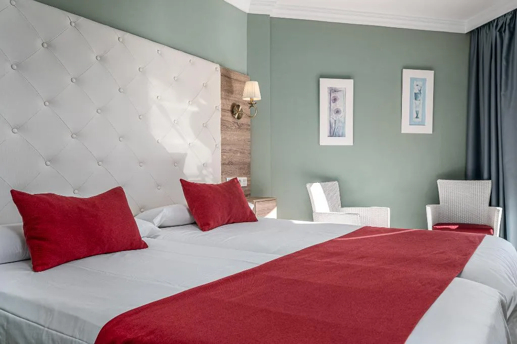 Double or Twin CAPACITY 3 Room, Los Arcos, Costa Del Sol