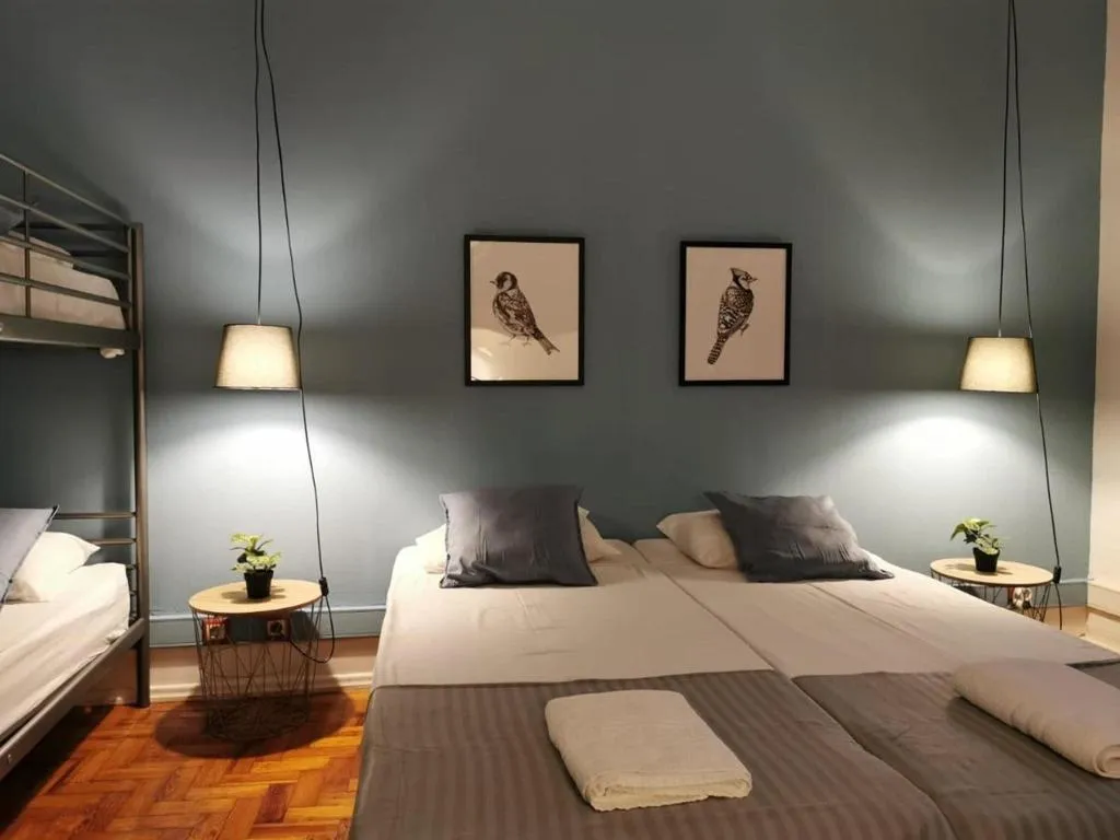 QUADRUPLE BUNK BED WITH SHARED BATHROOM Room, Castilho 63, Lisbon