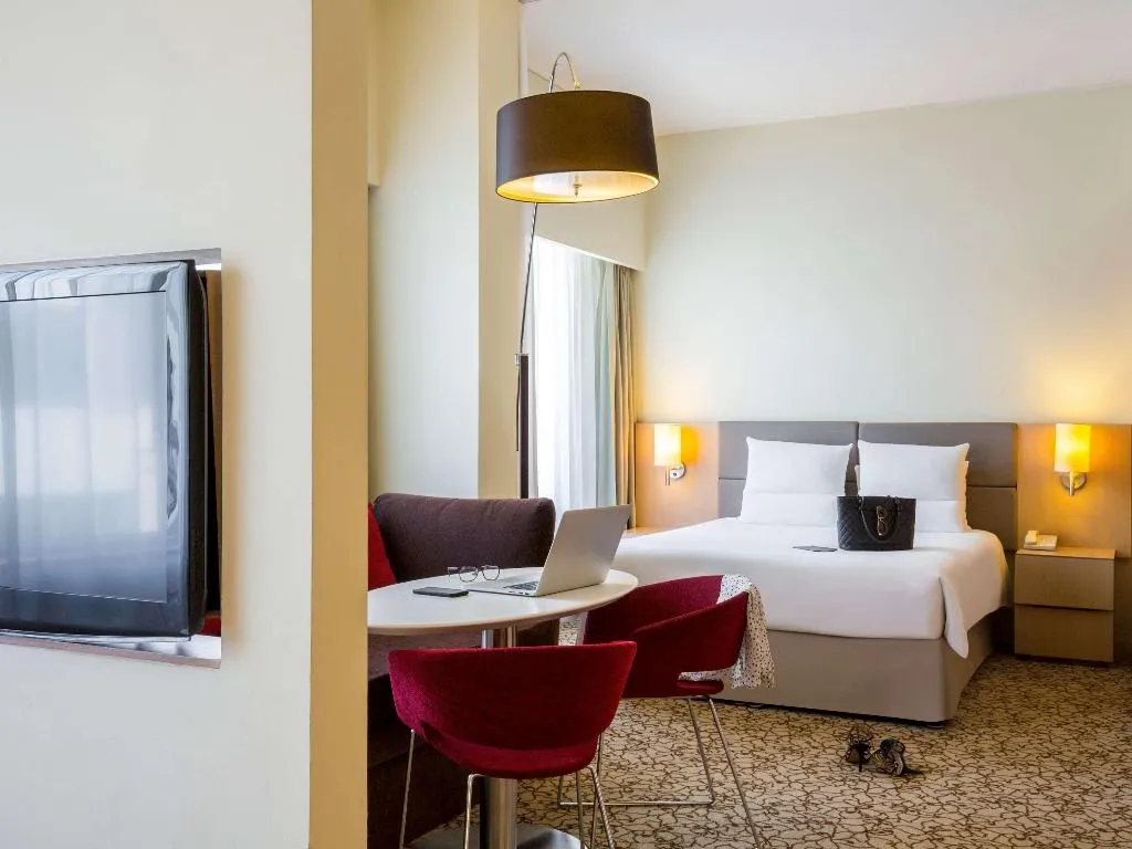 SUITE CAPACITY 5 Room, Novotel Suites Mall Avenue Dubai Hotel, Dubai