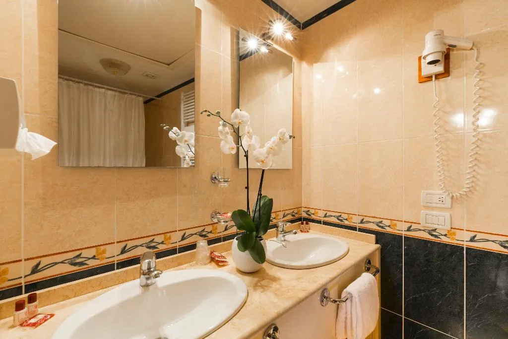 JUNIOR SUITE CANAL VIEW Room, Palazzo Guardi, Venice