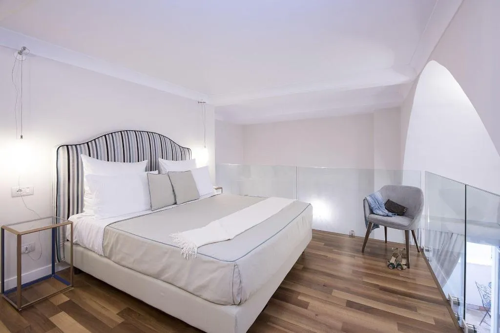 Room, Diecisedici, Naples
