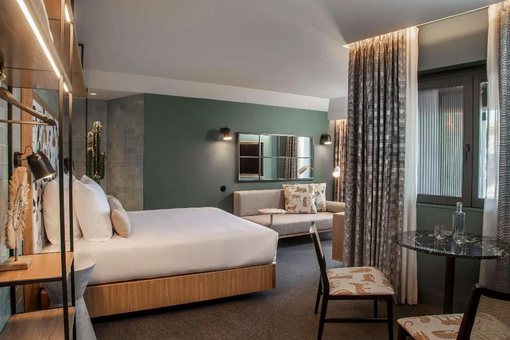 JUNIOR SUITE KING SIZE BED Room, Se Catedral Hotel Porto, Tapestry Collection by Hi, Porto