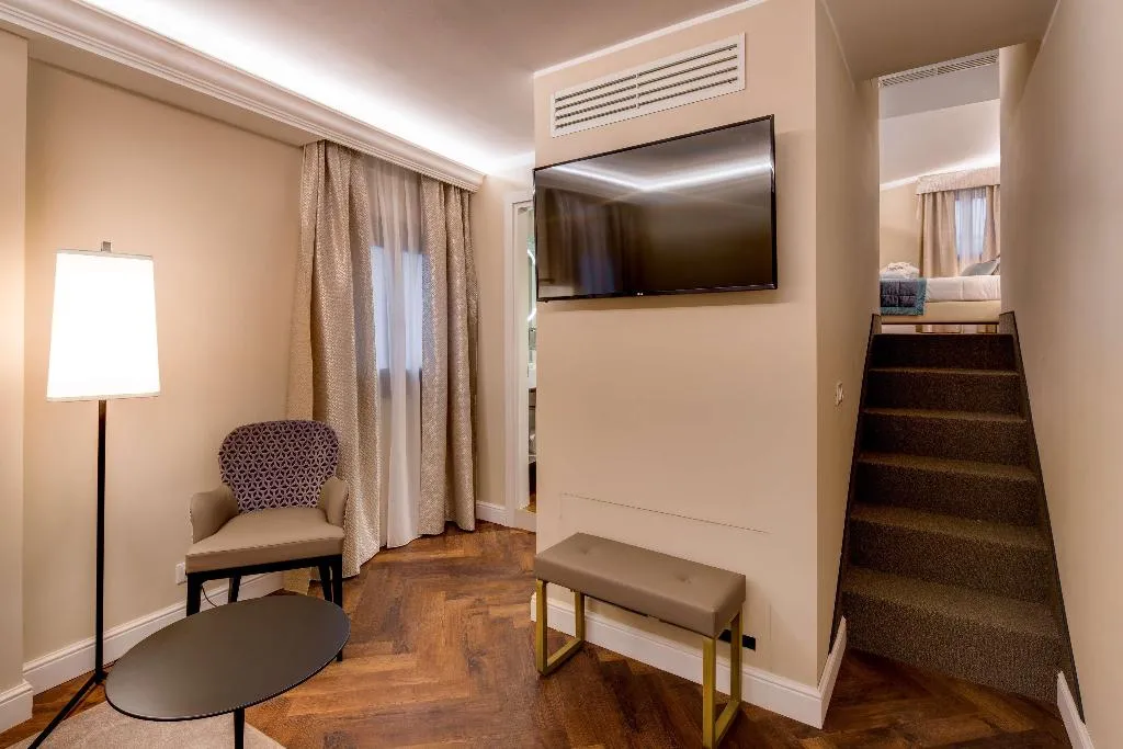 JUNIOR SUITE QUEEN SIZE BED Room, CHC Continental, BW Premier Collection, Venice