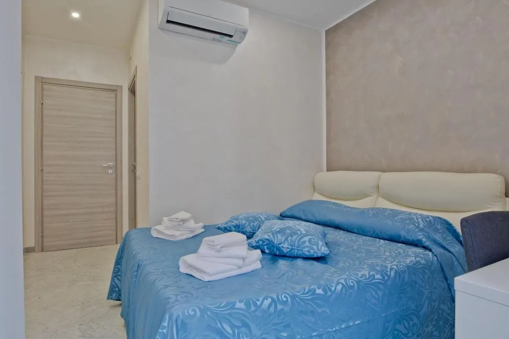 Room, Oscar 2, Naples