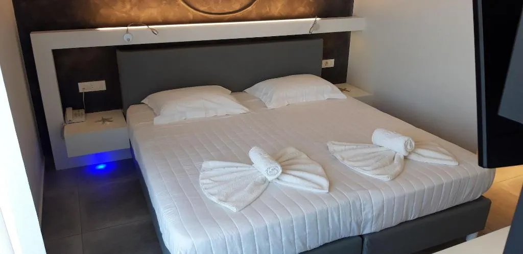 Room, Niriides Hotel, Crete