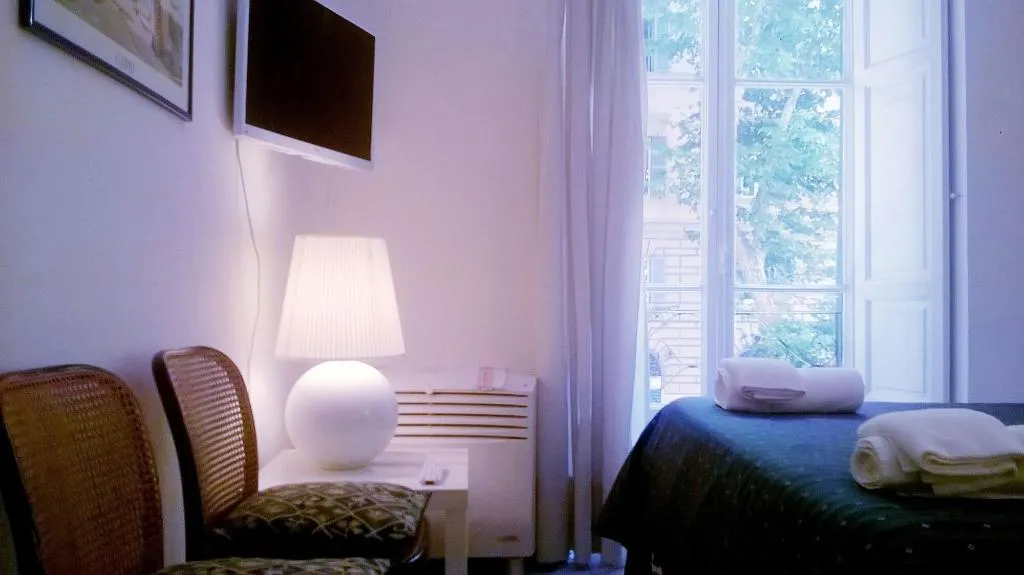 Room, 2 Be Home Colosseo, Naples