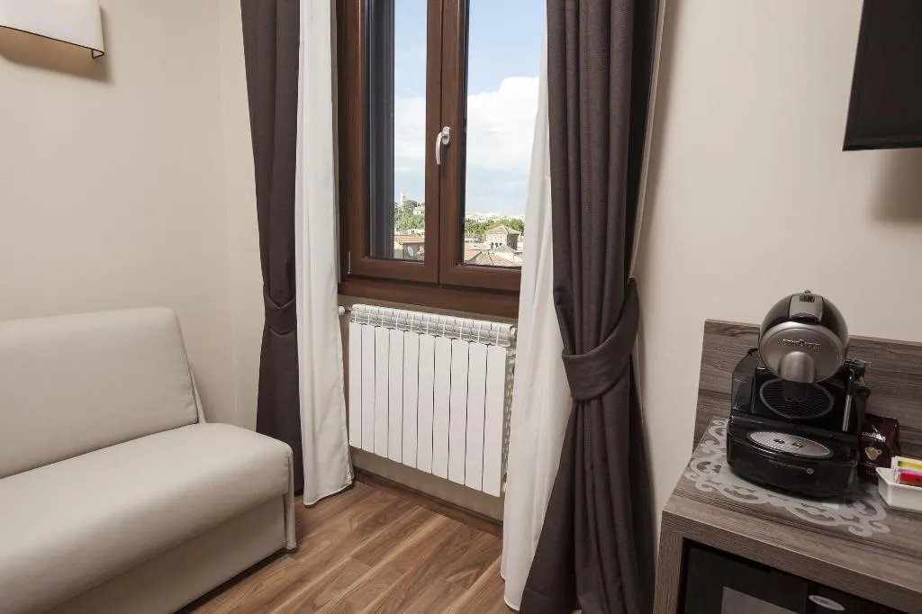 Room, Window On Rome, Rome