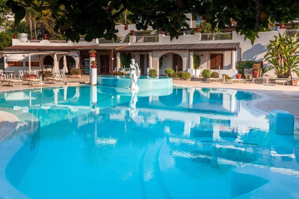 Pool, Tritone, Catania