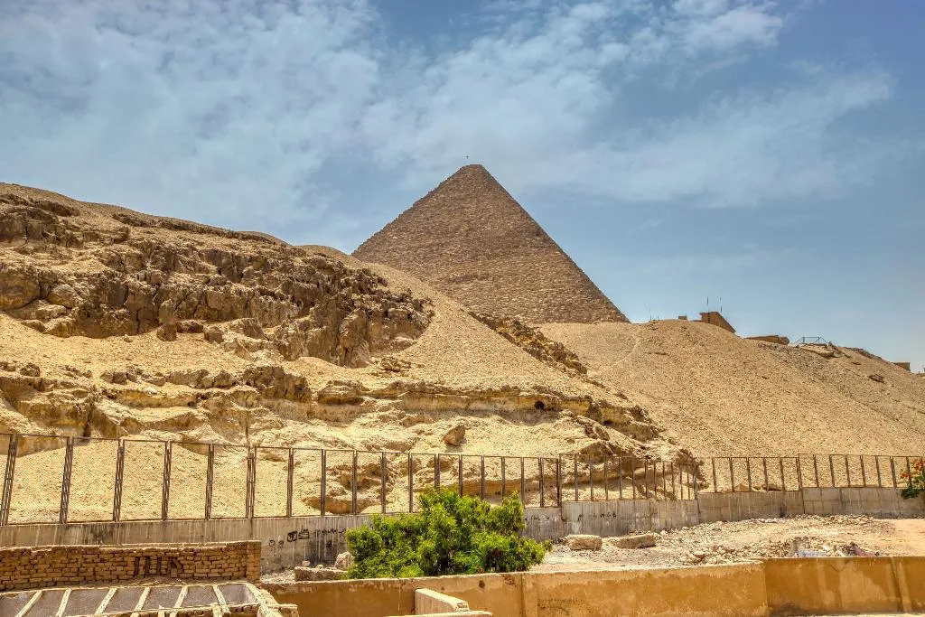 Double or Twin DELUXE WITH BALCONY Room, Villa Khufu Pyramids Hotel, Cairo