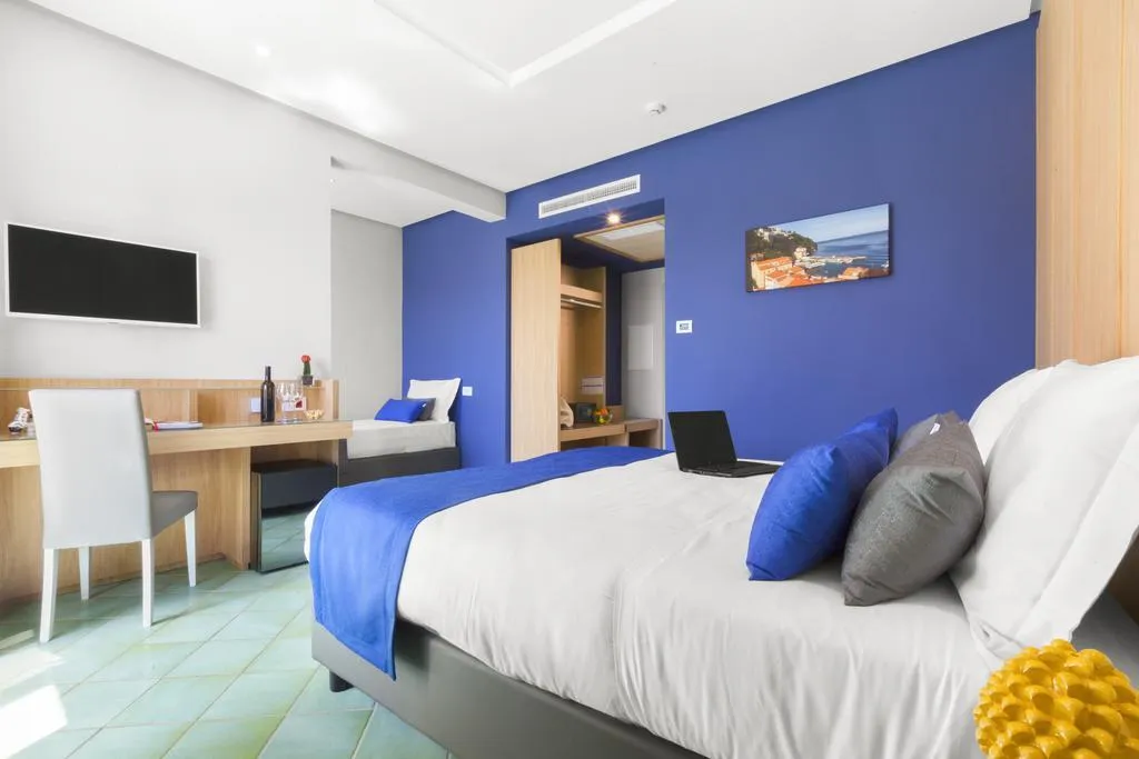 Room, O Sole Mio, Naples