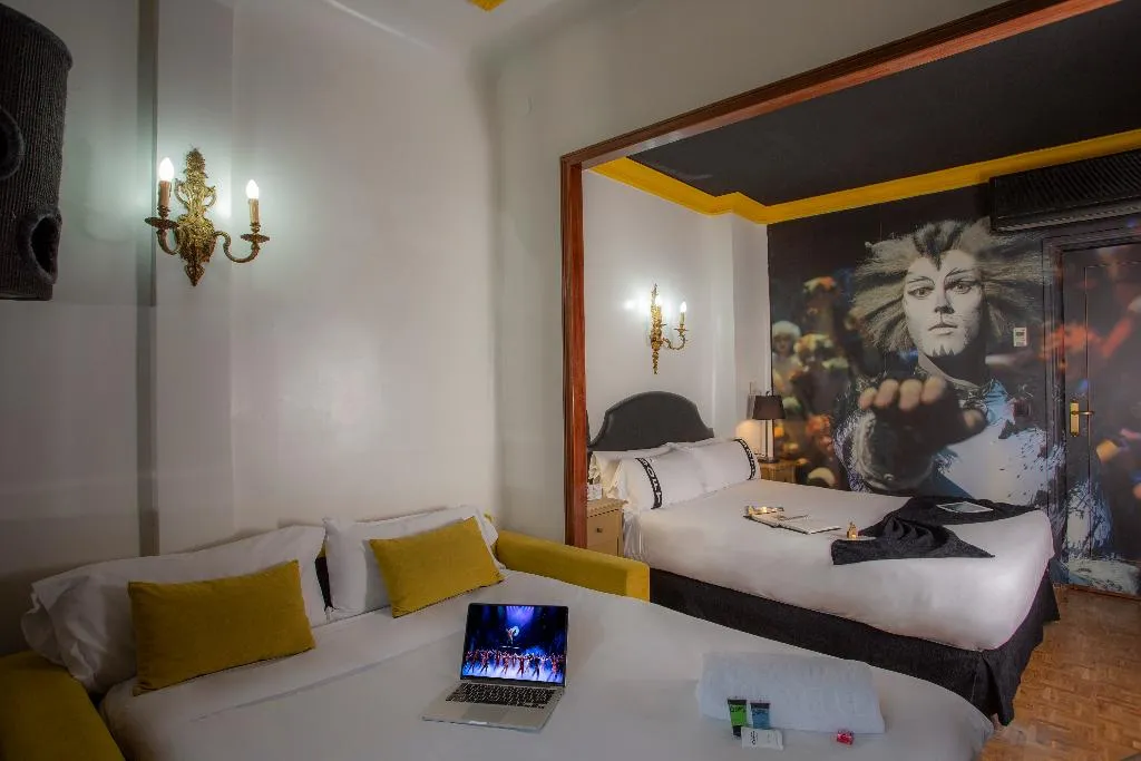 TRIPLE STANDARD Room, Casual del Teatro Madrid, Madrid