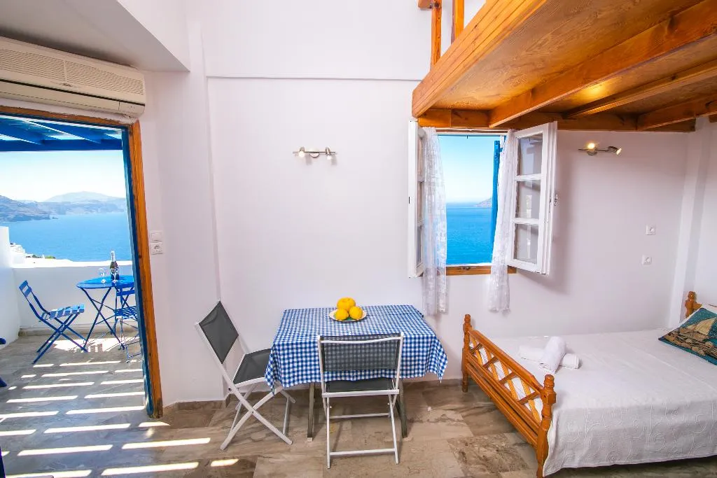 TRIPLE WITH VIEWS Room, Stelios Rooms Golden View, Santorini