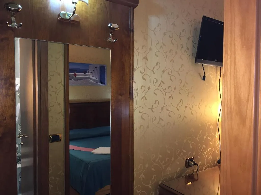 Room, Best Location In Rome, Naples