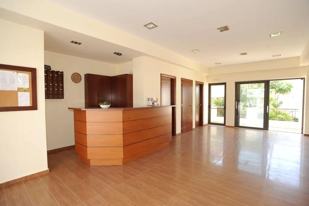 Lobby, Georgina, Crete