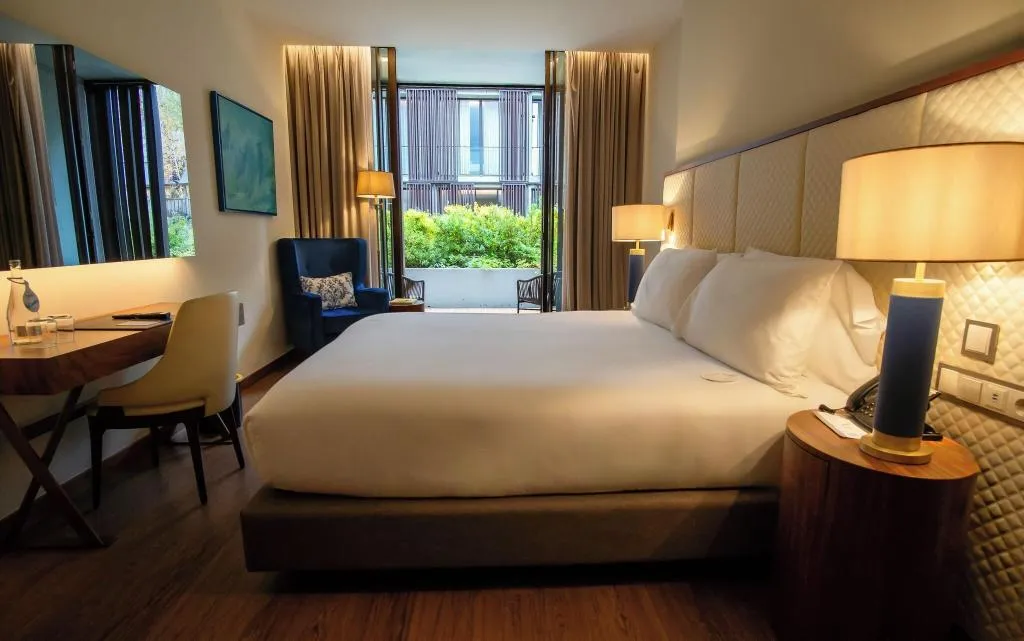 DOUBLE DELUXE KING BED Room, Boeira Garden Hotel Porto Gaia, Curio Collection, Porto