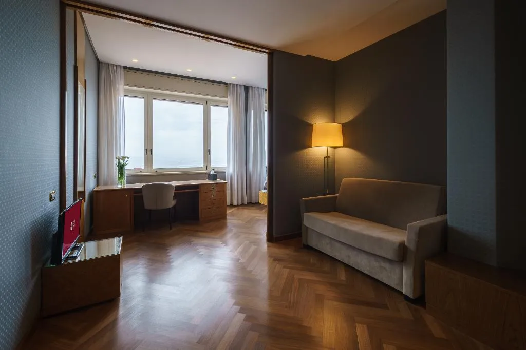 JUNIOR SUITE STANDARD Room, Exe Majestic, Naples