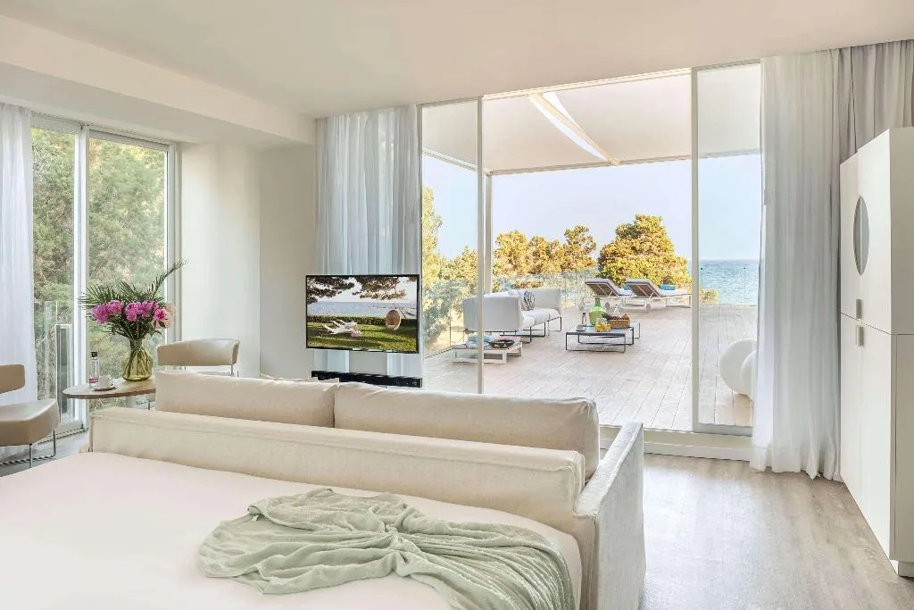 JUNIOR SUITE WITH JACUZZI WITH VIEWS Room, ME Ibiza, Ibiza