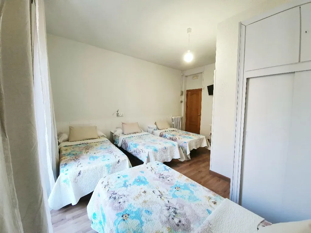 QUADRUPLE STANDARD Room, Hostal Alicante, Madrid