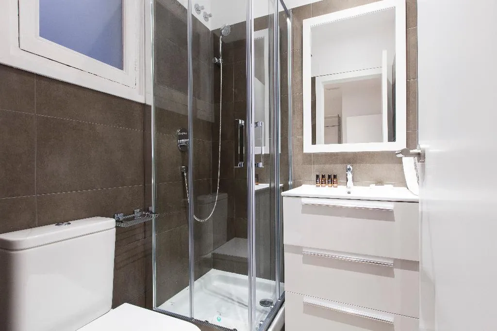 APARTMENT TWO BEDROOMS TWO BATHROOMS Room, Aspasios Urquinaona Design, Barcelona