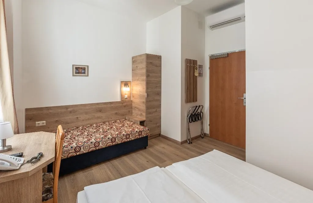 DOUBLE STANDARD Room, Hotel Terminus, Vienna