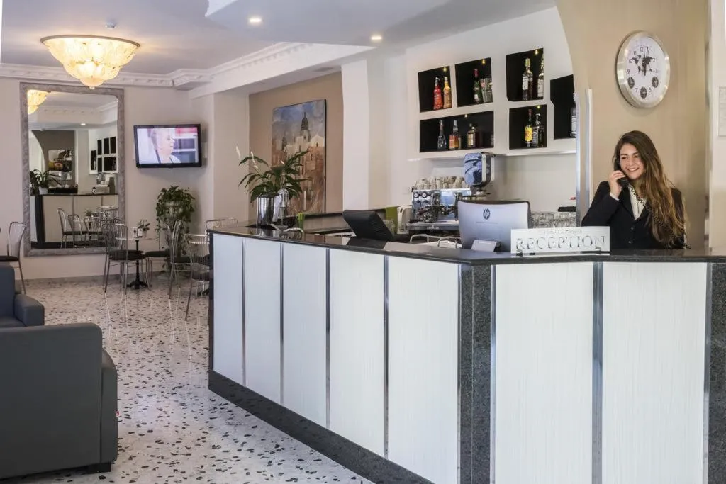Lobby, Hotel La Pergola, Naples
