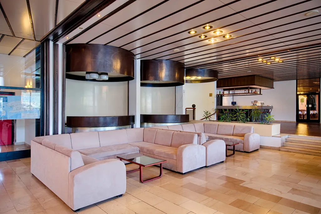 Lobby, Issa, Split