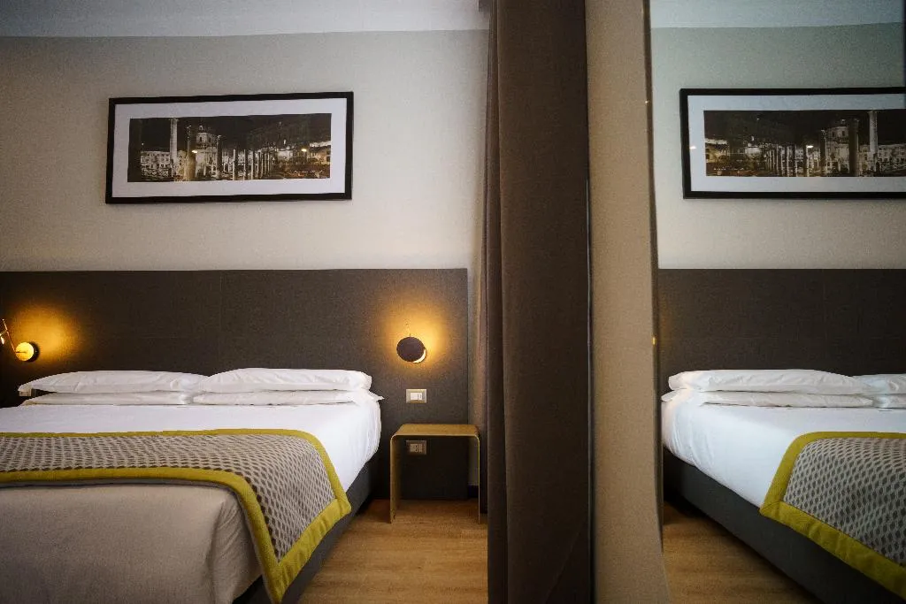QUADRUPLE DELUXE Room, The Cross, Rome