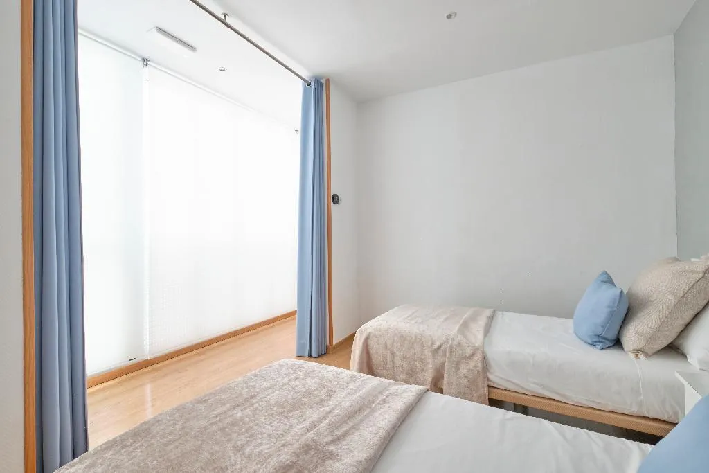 APARTMENT FOUR BEDROOMS Room, Apartamentos en Sol, Madrid