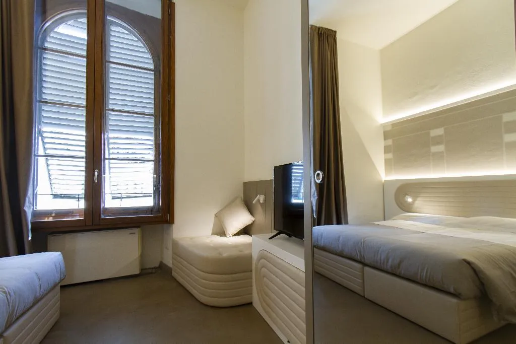 APARTMENT CAPACITY 6 TWO BEDROOMS Room, Palazzo dei Ciompi, Florence
