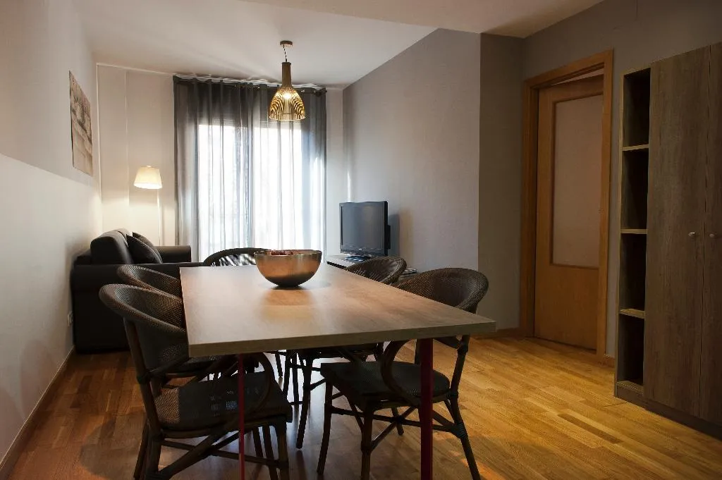 APARTMENT THREE BEDROOMS TWO BATHROOMS Room, MH Apartments Gracia, Barcelona