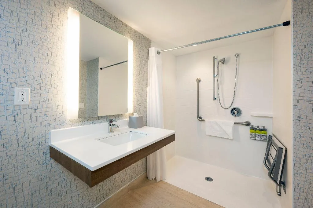 DOUBLE Accessible KING SIZE BED Room, Holiday Inn Express Toronto Downtown, Toronto, Ontario