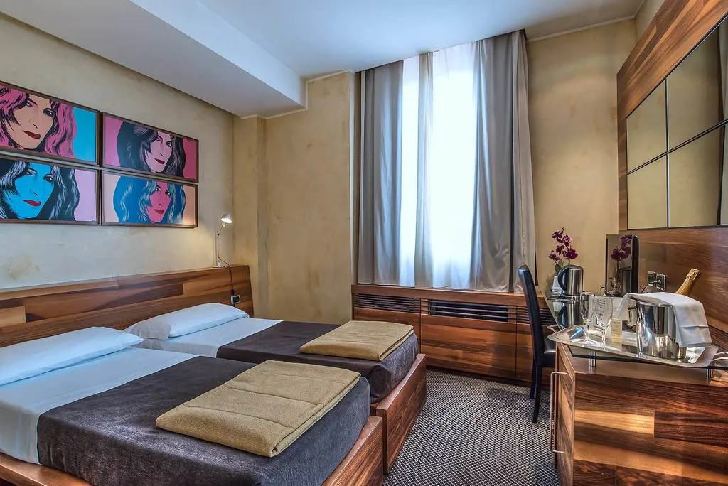 Double or Twin SUPERIOR Room, Tritone, Rome