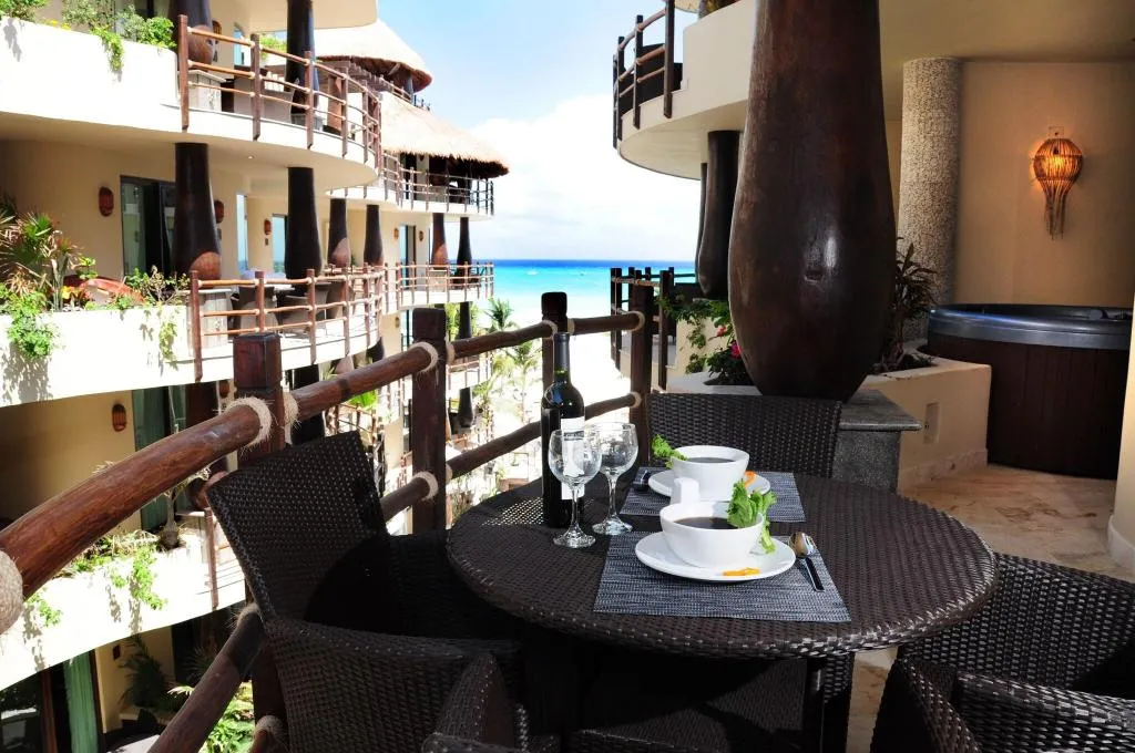 General view, El Taj Ocean Front and Beachside Condo Hotel, Playa Del Carmen