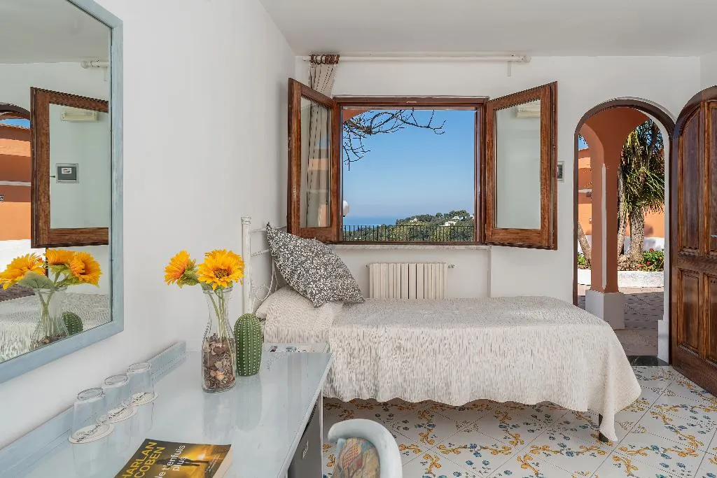 TRIPLE SEA VIEW Room, Hotel Il Girasole, Naples