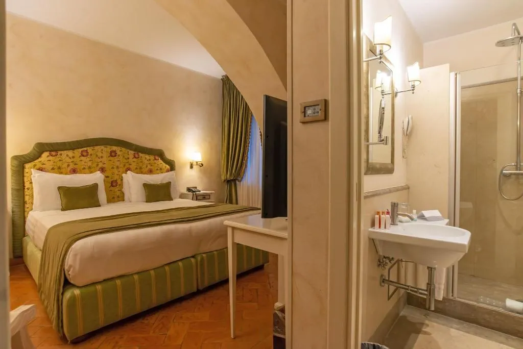 TRIPLE SUPERIOR Room, Donna Camilla Savelli - VRetreats, Rome