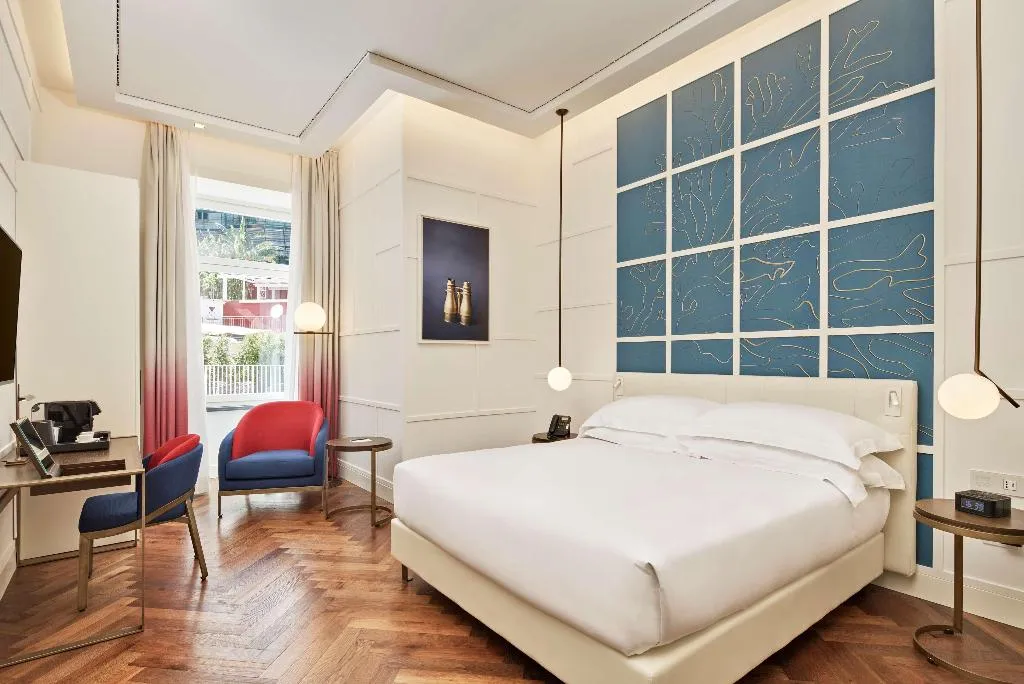 DOUBLE SUPERIOR KING BED Room, de Bonart Naples-Curio Collection by Hilton, Naples