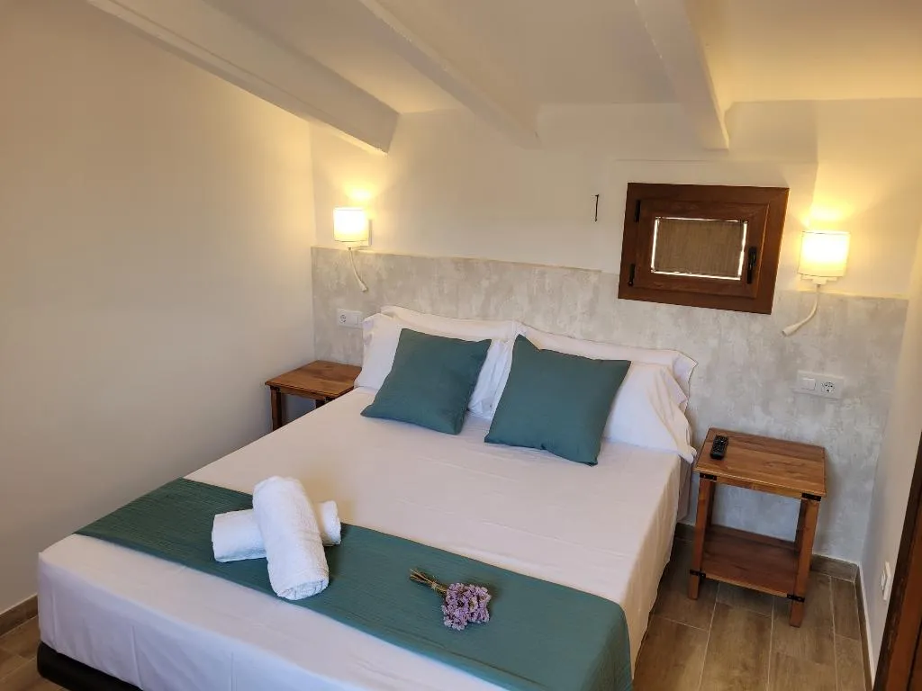 TRIPLE BASIC Room, Casal de Petra - Rooms & Pool, Majorca