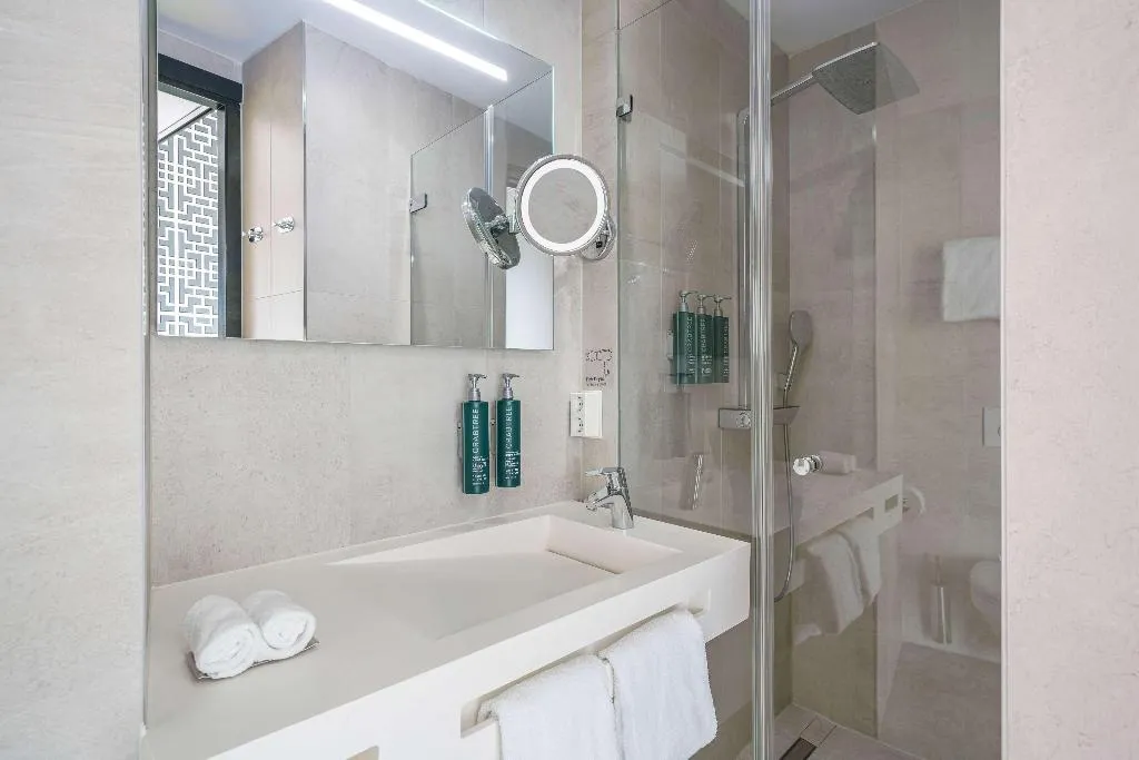 DOUBLE GUEST ROOM Room, DoubleTree by Hilton NDSM Wharf, Amsterdam
