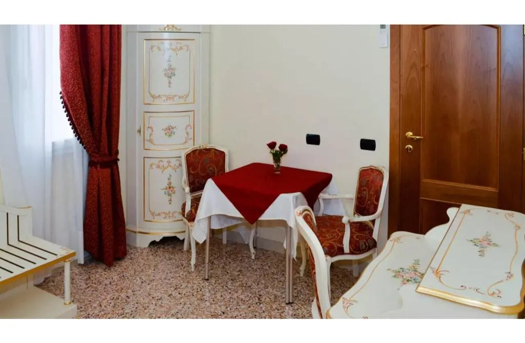 Room, Angeles Inn, Venice