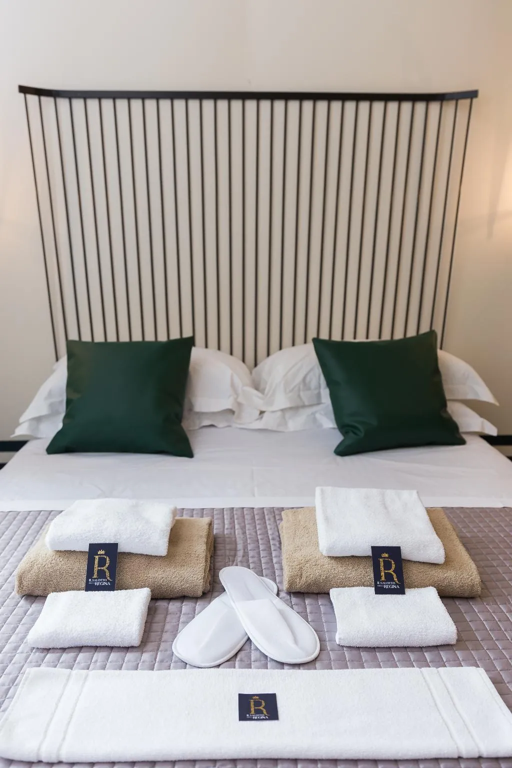 DOUBLE STANDARD Room, Il salotto della regina, Naples