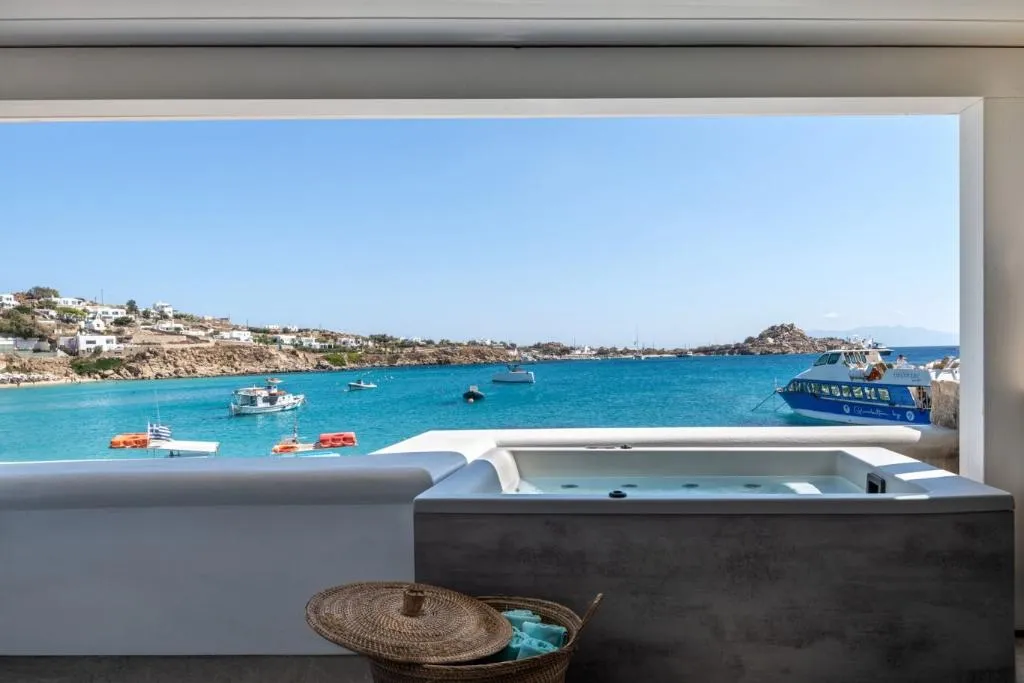 SUITE WITH JACUZZI Room, Petinos Beach, Mykonos
