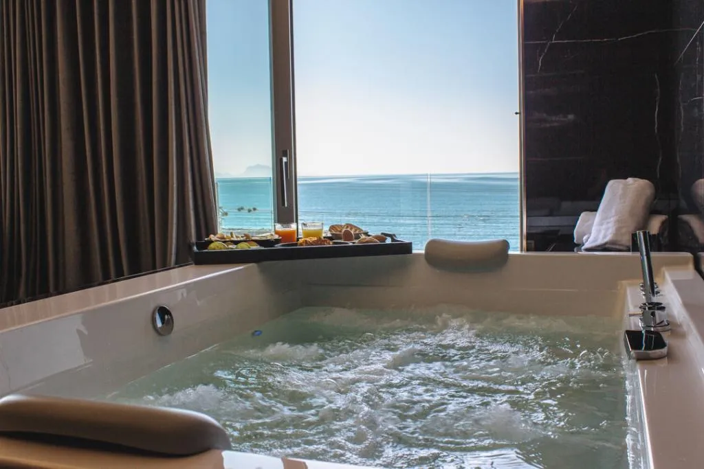 JUNIOR SUITE WITH JACUZZI Room, Resort Tre Fontane, Naples