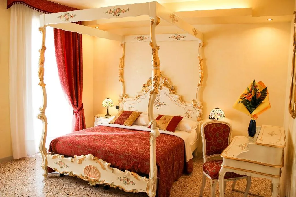 Room, Angeles Inn, Venice