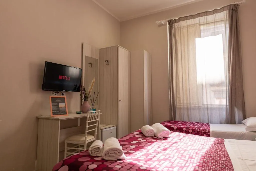 Room, B B Alla Ferrovia, Naples