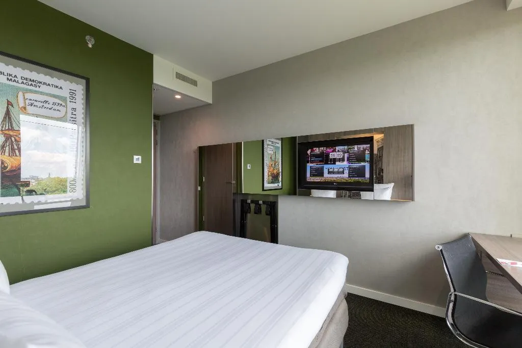 DOUBLE QUEEN SIZE BED Room, Leonardo Hotel Amsterdam Rembrandtpark, Amsterdam
