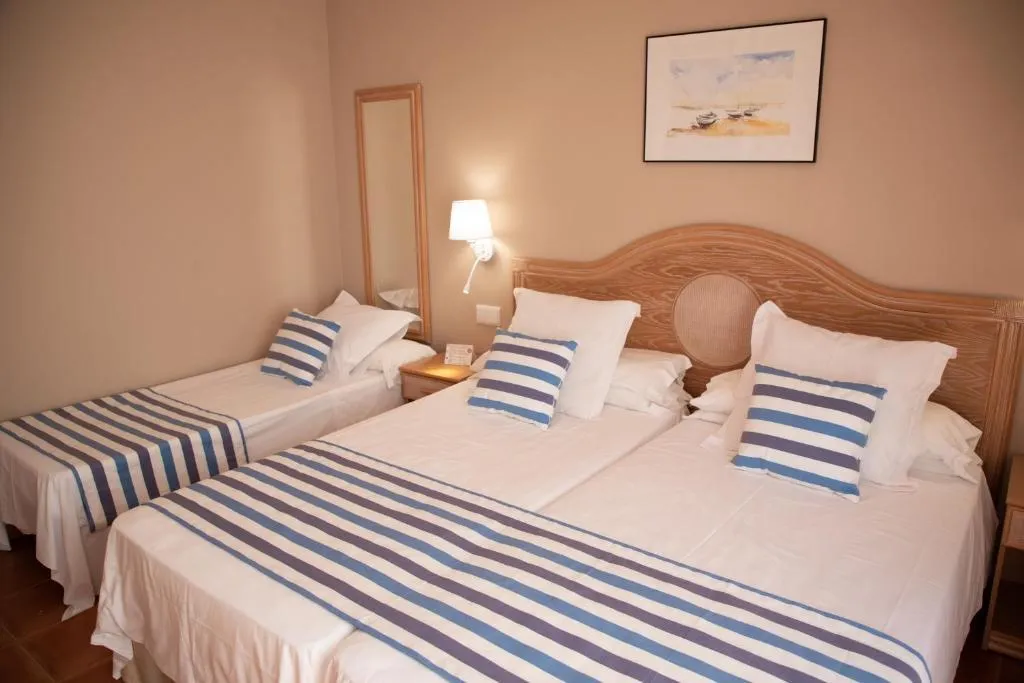 TRIPLE SUPERIOR Room, DWO Les Palmeres, Costa Brava