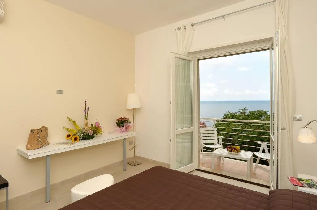 Room, Residence La Dolce Vita, Naples