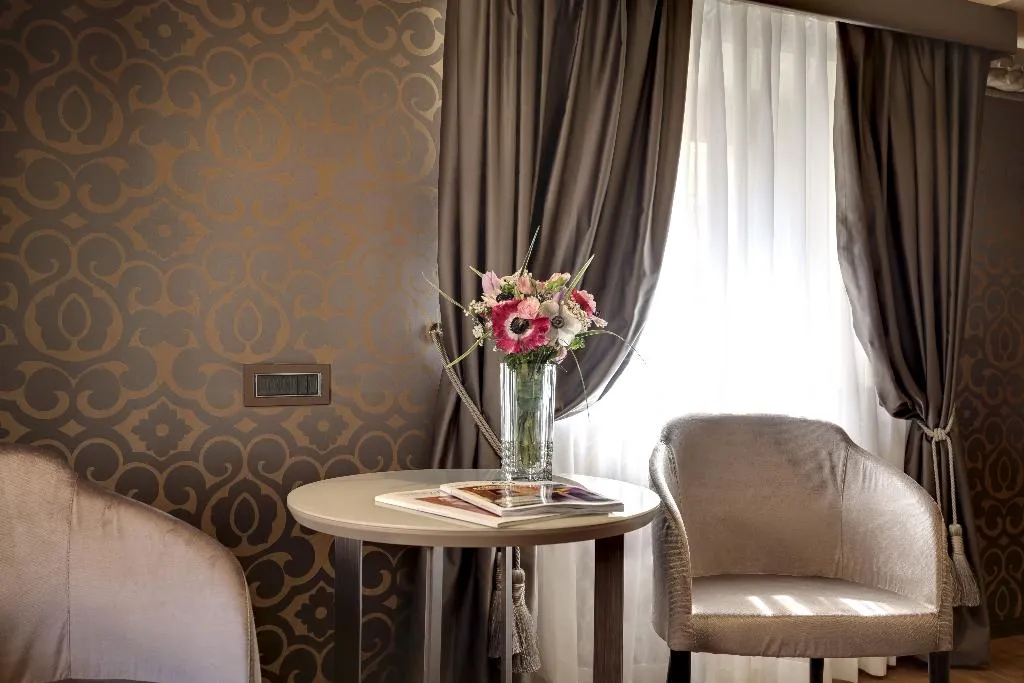 JUNIOR SUITE STANDARD Room, Dona Palace, Venice